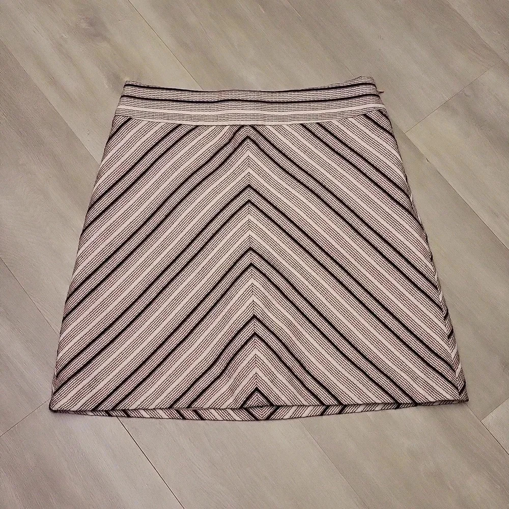 Ann Taylor Loft Peach Black White Chevron Knee Length Side‎ Zip Skirt Size 6